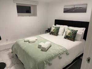 卡帕里卡海岸Costa Paradise Beach的一间卧室配有一张大床和毛巾