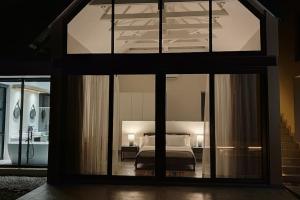 赫克托斯普雷特Lindi Lodge, Mjejane Game Reserve的一间卧室设有一张床和一个大窗户