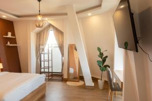 胡志良Dalat Blanc Hotel 2的一间设有床、梯子和窗户的房间