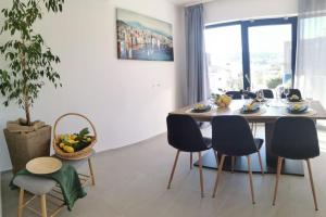 米利尼Villa Lemon Garden - Apartment in Dubrovnik的一间带桌椅的用餐室