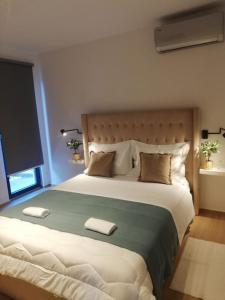 米利尼Villa Lemon Garden - Apartment in Dubrovnik的一间卧室配有一张大床和两条毛巾