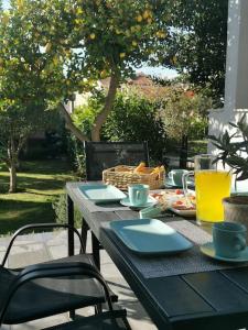 米利尼Villa Lemon Garden - Apartment in Dubrovnik的一张桌子,上面放着食物和饮料