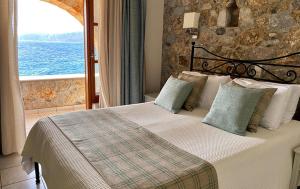 卡德哈米利Hotel Liakoto的一间卧室设有一张床,享有海景