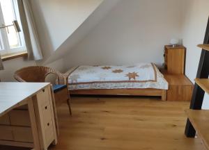 吕讷堡Ferienwohnung Klosterquartier的一间小卧室,配有一张床和一张书桌