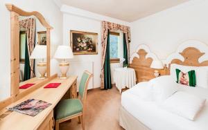 科瓦拉因巴迪亚莎颂葛雷酒店的卧室配有白色的床和桌椅