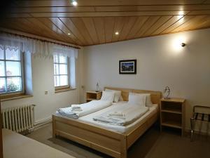 弗林布尔克佩西恩马库斯酒店的一间卧室配有带白色床单和枕头的床。