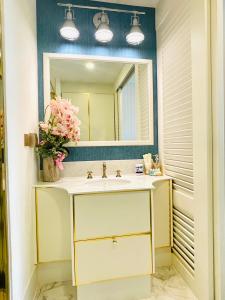 纳仲天Grand Florida Pattaya By TheBest Management的一间带水槽和镜子的浴室