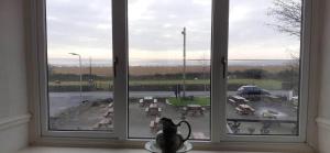 巴罗弗内斯Clarkes Hotel Barrow in Furness的享有停车场景致的窗户