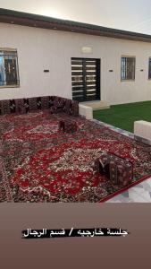As Sayl aş Şaghīrاستراحة ابن وصيص للمناسبات的建筑前的一大块地毯