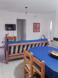 圣罗莎Ayres Pampeanos的一间卧室配有一张蓝色的床和一张桌子