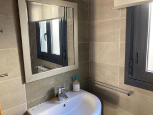 哈卡Modern & cosy Apartment in Jaca Pyrenees Spain的一间带水槽和镜子的浴室