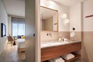 雅典The Social Athens Hotel, a member of Radisson Individuals的一间带水槽和镜子的浴室