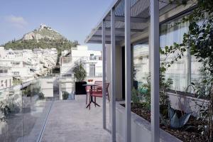 雅典The Social Athens Hotel, a member of Radisson Individuals的阳台,配有桌椅
