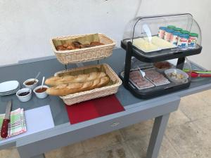 阿维尼翁Maison Boussingault的一张桌子,上面有两篮面包和糕点