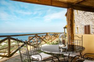 圣特雷莎加卢拉Punta Falcone Resort的海景阳台上的桌子