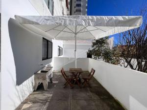 波瓦-迪瓦尔津NorthWind Apartment的一个带桌子和遮阳伞的庭院
