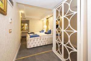 安塔利亚Leslion Luxury Hotel的一间卧室配有一张带蓝色枕头的床
