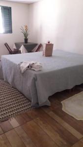 拉夫里尼亚斯Pousada e Restaurante Village Mantovani的一间卧室配有一张床铺,床上有毯子