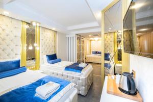 安塔利亚Leslion Luxury Hotel的酒店客房,设有两张床和镜子