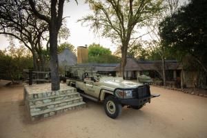 卡帕玛私人野生动物保护区卡帕玛布法罗营豪华帐篷的停在土路上的军用卡车