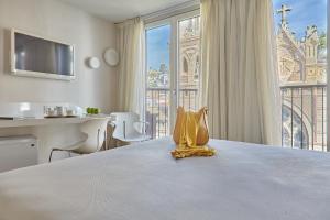 格拉纳达Hotel Maciá Granada Five Senses Rooms & Suites的酒店客房设有一张带大窗户的床。