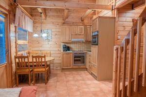 塔库沃里Tahko-Tours Oy的厨房配有木制橱柜和桌椅