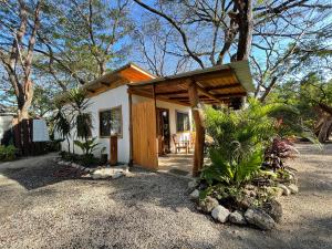 萨玛拉A Nature Lovers Paradise! - Iona Villas的一座带木屋顶和门廊的小房子