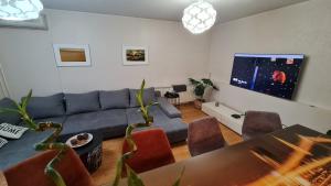 奥西耶克South 2 Osijek的客厅配有沙发和桌子