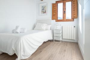 BuellasCasa Rafa的白色的卧室设有床和窗户