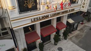 安塔利亚Leslion Luxury Hotel的享有豪华酒店入口的顶部景色