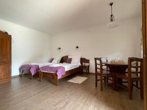 Kovács tanya - falusi szálláshely的卧室配有一张床和一张桌子及椅子