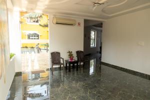 AgacaimBrit's Palace Goa的大楼内带桌椅的走廊
