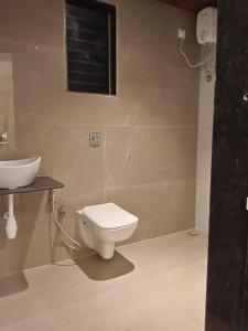 阿利鲍格Sk Resort的一间带卫生间和水槽的浴室