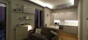米兰Luxury House Lupetta 3的带沙发的客厅和厨房