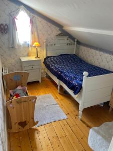 格雷伯斯塔德Grellsbo的卧室配有床、椅子和窗户。