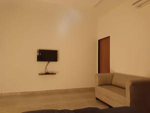 阿利鲍格Sk Resort的客厅配有沙发和墙上的电视