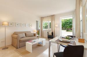 马略卡岛帕尔马Guesthouse Palma - Suite Arabella Apartment, Adults Only的客厅配有沙发和桌子