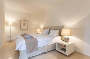 马略卡岛帕尔马Guesthouse Palma - Suite Arabella Apartment, Adults Only的卧室配有一张白色的大床和床头柜。