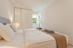 马略卡岛帕尔马Guesthouse Palma - Suite Arabella Apartment, Adults Only的白色卧室,配有带毛巾的床