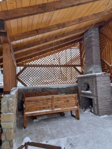 塔塔里夫Voyage Tatariv的砖壁炉前的木凳