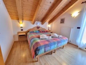 博萨迪法萨Residence Le Rose的一间卧室设有一张带木制天花板的大床