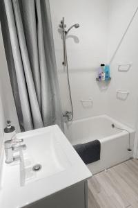 帕伦西亚En Palencia capital céntrico con garaje Roberto的白色的浴室设有水槽和浴缸。
