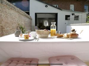 奥格地区伯夫龙La Maison Harmony的餐桌,早餐包括面包和橙汁