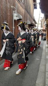 京都田中亚的一群沿着街道走的妇女