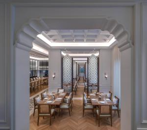 多哈The Chedi Katara Hotel & Resort的一个带桌椅的用餐室