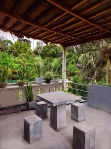 希克杜沃Mandara Rest的混凝土野餐桌和一些植物和树木