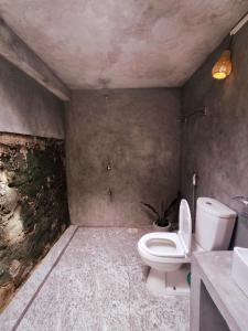 希克杜沃Mandara Rest的一间带卫生间和水槽的浴室