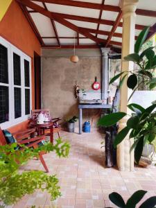 希克杜沃Mandara Rest的户外庭院设有桌子和烧烤架。