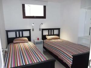 法马拉Casa Susanne的一间卧室设有两张床和窗户。