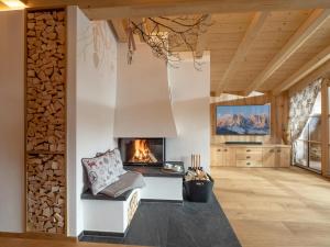 蒂罗尔州奥伯恩多夫Luxusappartement Alpenliebe的客厅设有壁炉和电视。